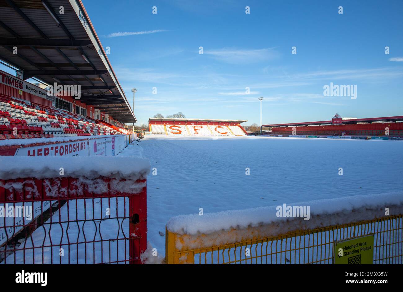 Football coperto di neve / campo da calcio nella scena invernale al campo da calcio inglese. Stadio Lamex, Stevenage FC, Foto Stock