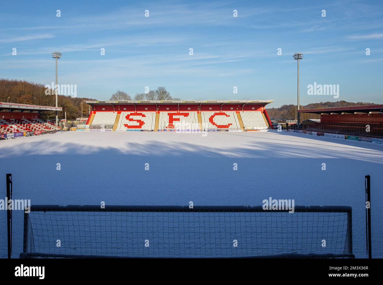 Football coperto di neve / campo da calcio nella scena invernale al campo da calcio inglese. Stadio Lamex, Stevenage FC, Foto Stock
