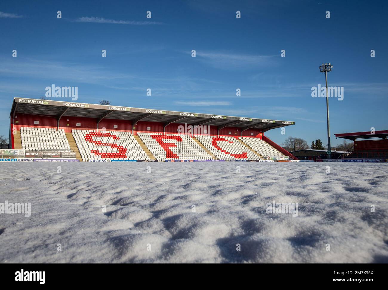 Football coperto di neve / campo da calcio nella scena invernale al campo da calcio inglese. Stadio Lamex, Stevenage FC, Foto Stock