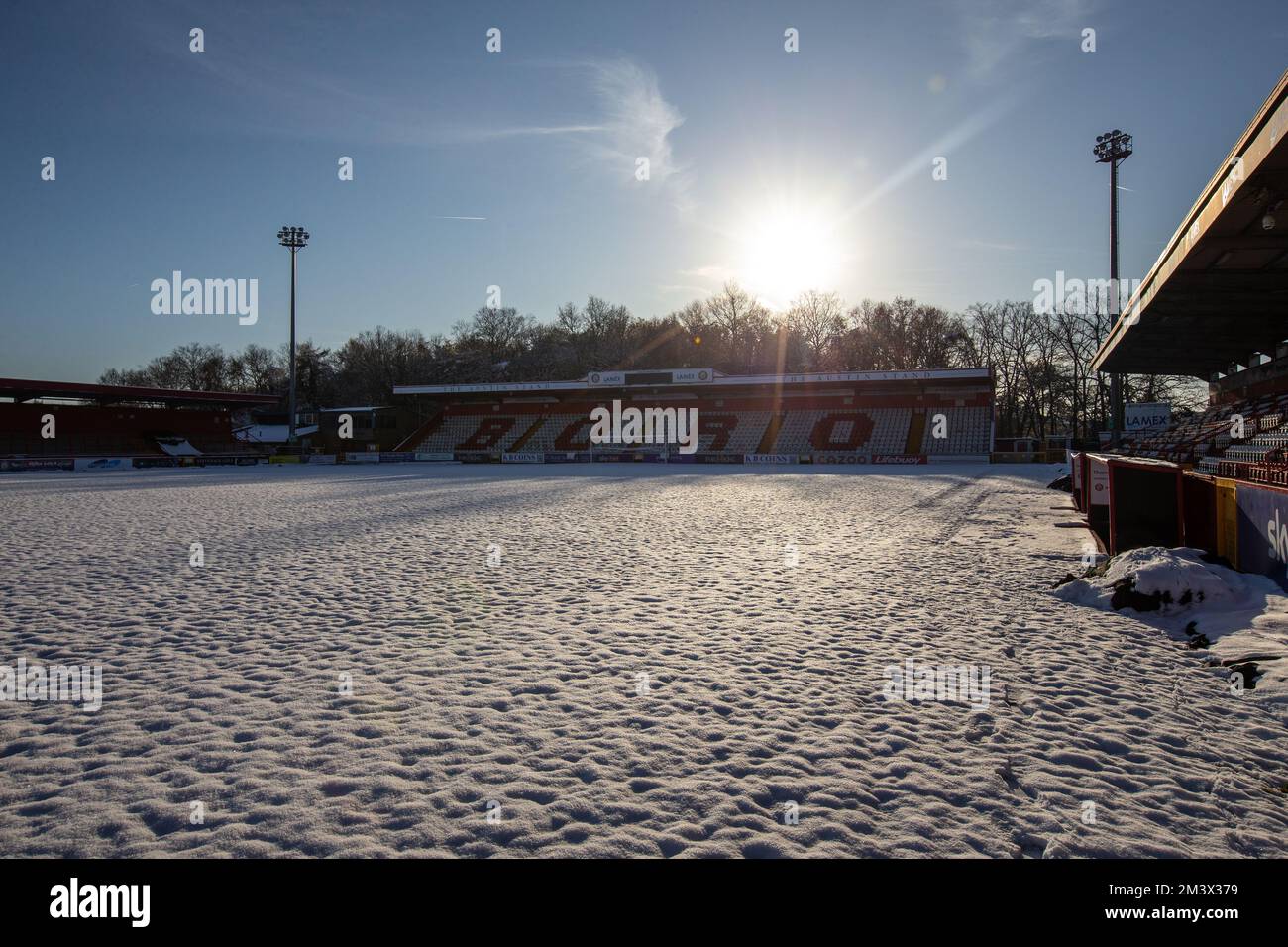 Football coperto di neve / campo da calcio nella scena invernale al campo da calcio inglese. Stadio Lamex, Stevenage FC, Foto Stock