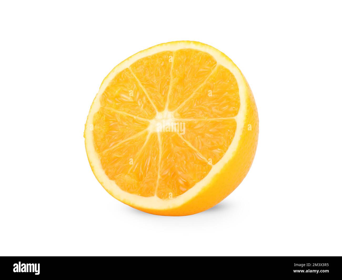 un taglio arancione maturo a metà su sfondo bianco Foto Stock