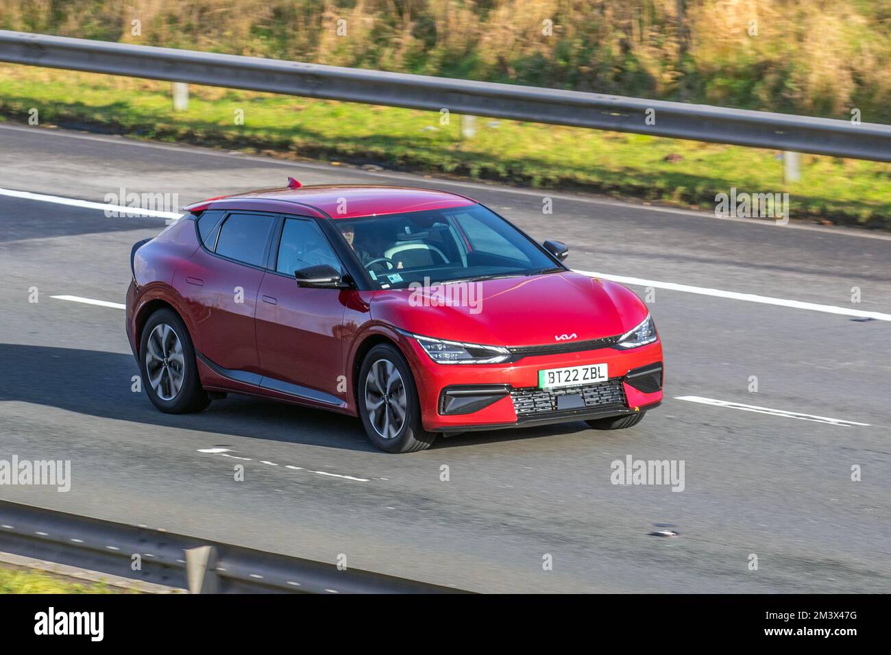 2022 Red KIA EV6 GT-LINE AIR Elettricità automatica a 1 velocità; viaggiando sull'autostrada M6, Regno Unito Foto Stock