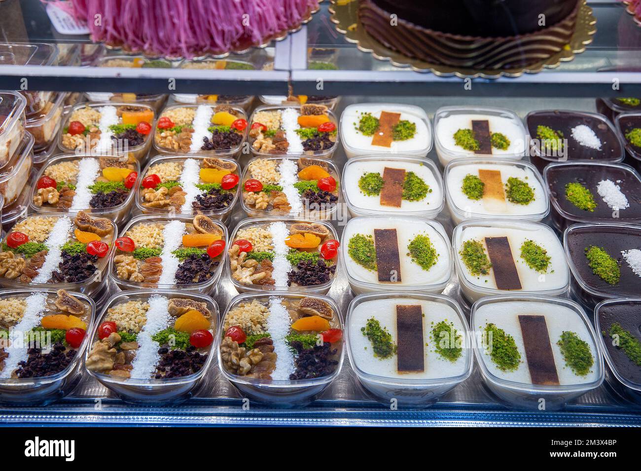 Alcuni dolci in vetrina sulla strada pedonale Istiklal con noci e frutta (fichi, uva passa, persimmoni, albicocche secche,) Foto Stock