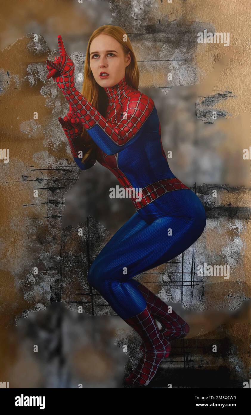 Donna ragno, testa rossa in costume Spider-Man cosplay con sfondo astratto  dipinto Foto stock - Alamy