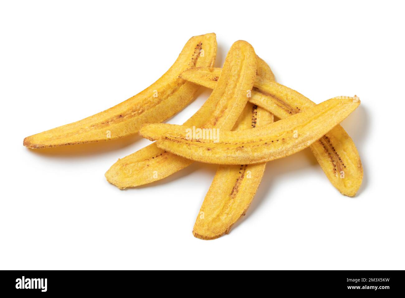 Mucchio di fiches di banana appena sfornati primo piano isolato su sfondo bianco Foto Stock