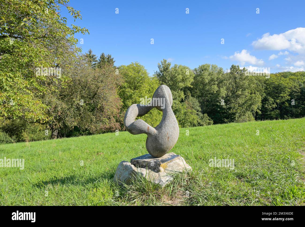 Spazierweg Skulpturenweg, Mineralguss, Kunst Gerhard Helmers, Badenweiler, Markgräflerland, Baden-Württemberg, Germania Foto Stock