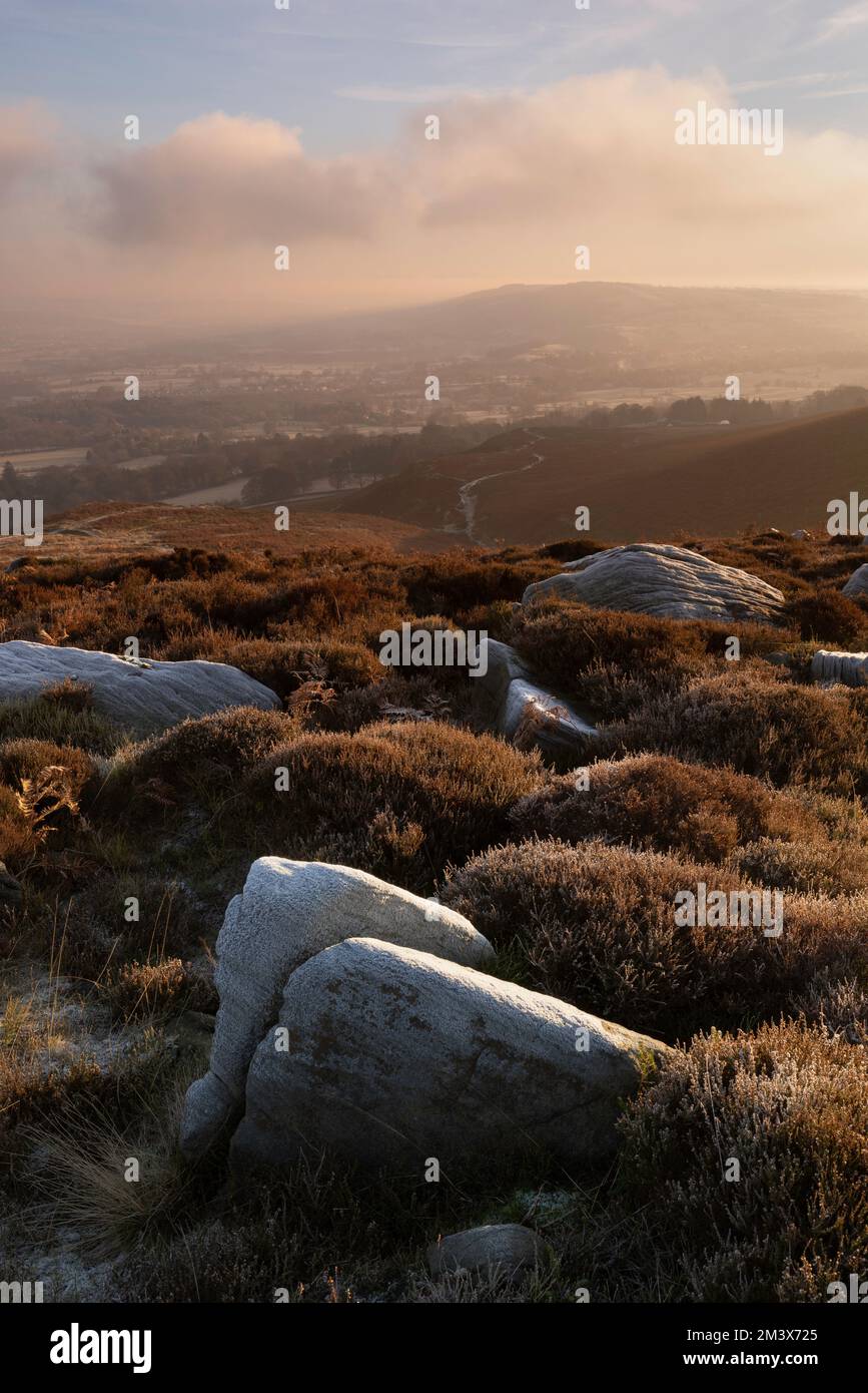 Frost rocce coperte sul fossato che si affaccia Burley-in-Wharfedale nel West Yorkshire, Regno Unito Foto Stock