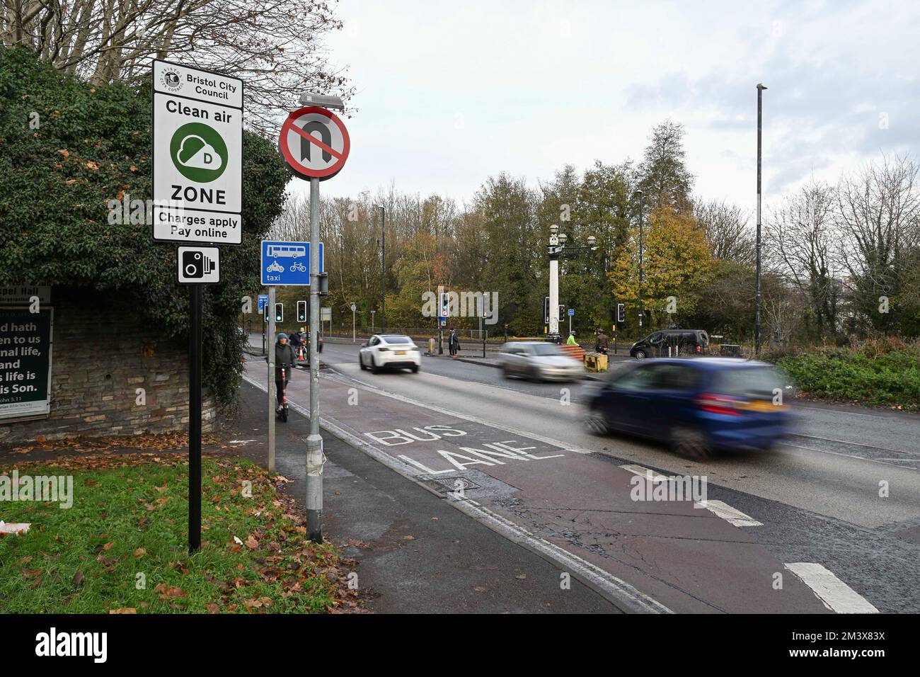 Bristol, Regno Unito. 17th dicembre 2022. Clean Air zone segno su Oxford Street a Bristol, Regno Unito vicino Bristol Temple Meads Station. La Clean Air zone è entrata in vigore il 28th novembre per ridurre l'inquinamento nel centro della città. Picture Credit: Graham Hunt/Alamy Live News Foto Stock