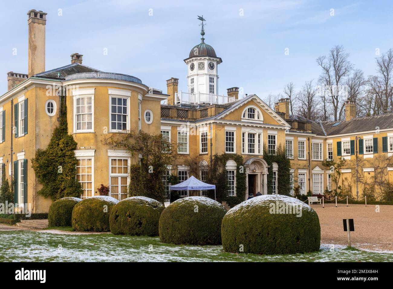 Polesden Lacey House a Surrey, Inghilterra, Regno Unito, durante l'inverno con un spruzzi di neve Foto Stock