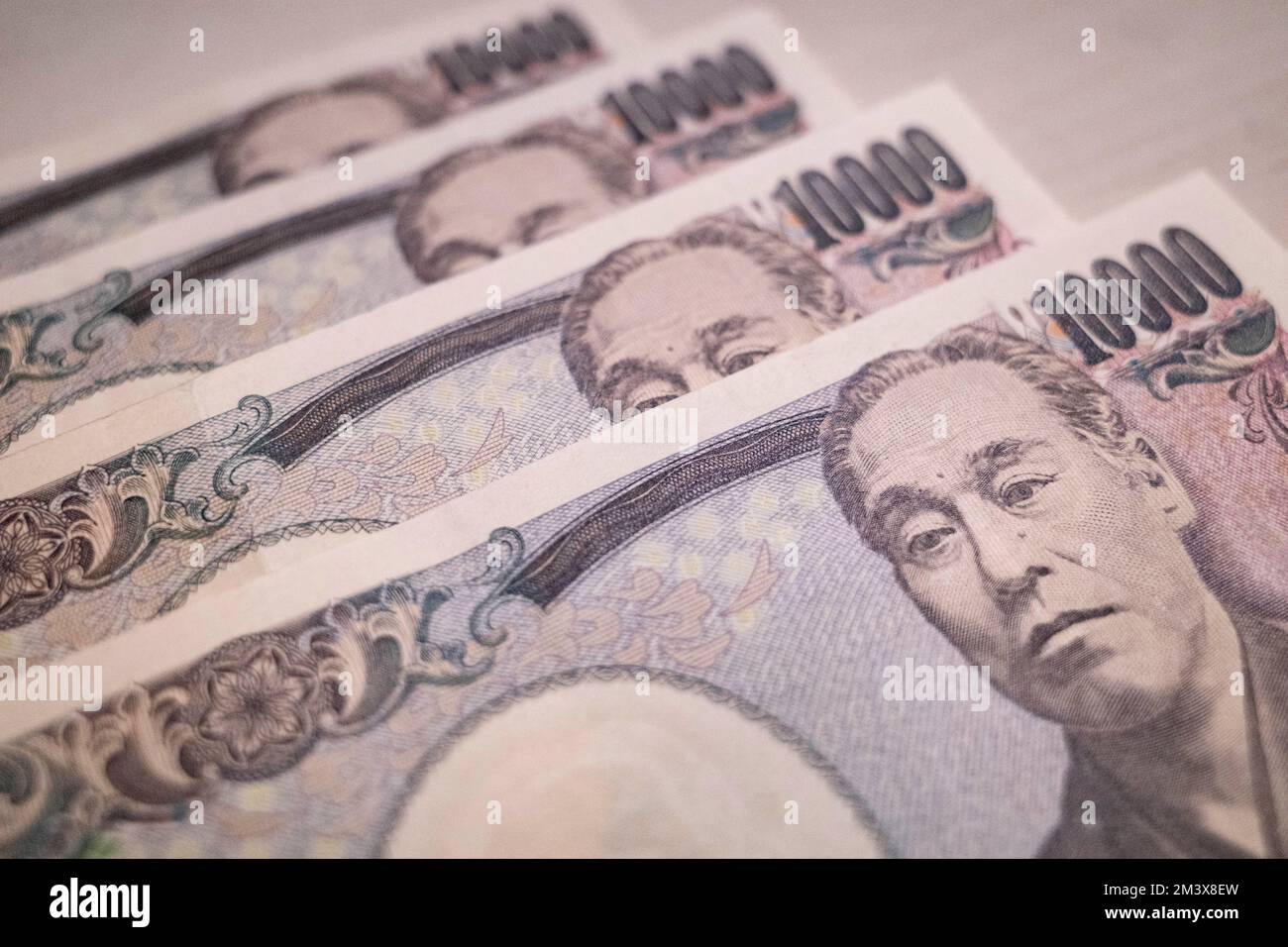 Tokyo, Giappone. 11th Dec, 2022. 10.000 banconote giapponesi Yen Â emesse dalla Banca del Giappone (Nippon Ginko) con Samurai e Meiji, educatore dell'era della riforma Fukuzawa Yukichi. Lo Yen giapponese è la terza valuta forex più scambiata al mondo e comunemente detenuta come valuta di riserva dopo il dollaro statunitense (USD $) e l'euro (EUR). Recentemente in mezzo ad un'elevata inflazione negli Stati Uniti, spingendo la Federal Reserve degli Stati Uniti ad aumentare i tassi di interesse, inviando il valore degli Stati Uniti Il dollaro alle stelle contro le valute estere ha svalutato lo Yen, causando inflazione a cascata in Giappone a causa della re del paese Foto Stock