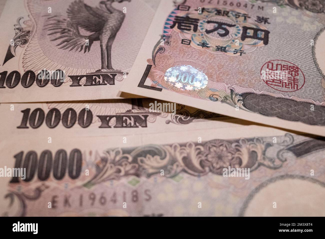 11 dicembre 2022, Tokyo, Giappone: 10.000 banconote giapponesi Yen Â emesse dalla Banca del Giappone (Nippon Ginko) con Samurai e Meiji, educatore dell'era della riforma Fukuzawa Yukichi. Lo Yen giapponese è la terza valuta forex più scambiata al mondo e comunemente detenuta come valuta di riserva dopo il dollaro statunitense (USD $) e l'euro (EUR). Recentemente in mezzo ad un'inflazione elevata negli Stati Uniti, spingendo la Federal Reserve degli Stati Uniti ad aumentare i tassi di interesse, inviando il valore degli Stati Uniti Il dollaro alle stelle contro le valute estere ha svalutato lo Yen, causando inflazione a cascata in Giappone a causa della re del paese Foto Stock