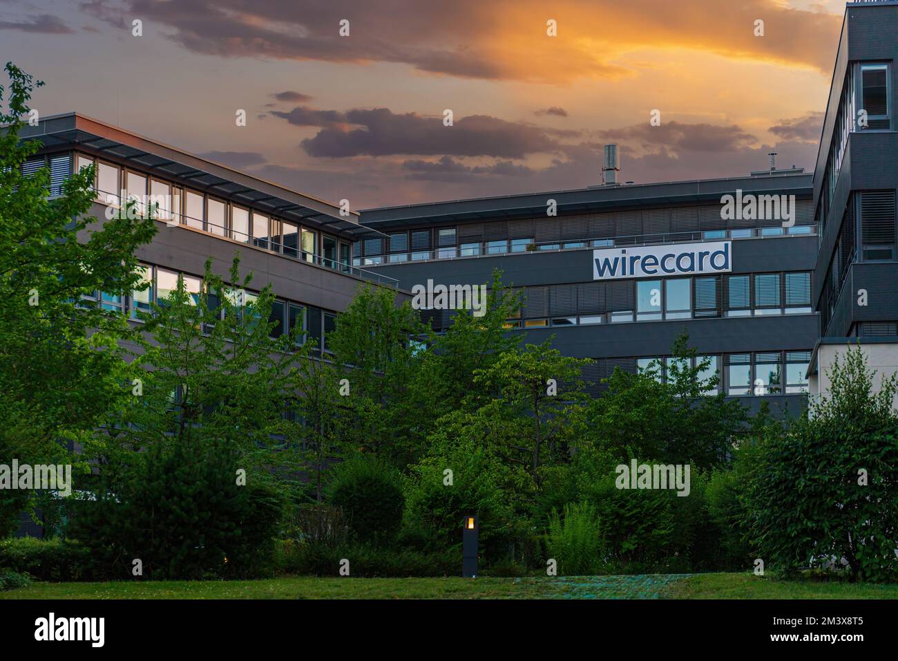 ASCHHEIM, GERMANIA - 8 agosto 2020: Wirecard bancarotta fintech sede centrale con logo vicino a Monaco di Baviera Germania. Foto Stock