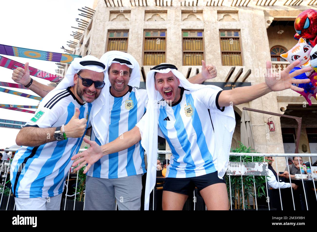 I fan argentini al Souq Waqif a Doha, Qatar. L'Argentina giocherà ai campioni in carica della Francia nella finale della Coppa del mondo FIFA 2022 di domenica. Data immagine: Sabato 17 dicembre 2022. Foto Stock