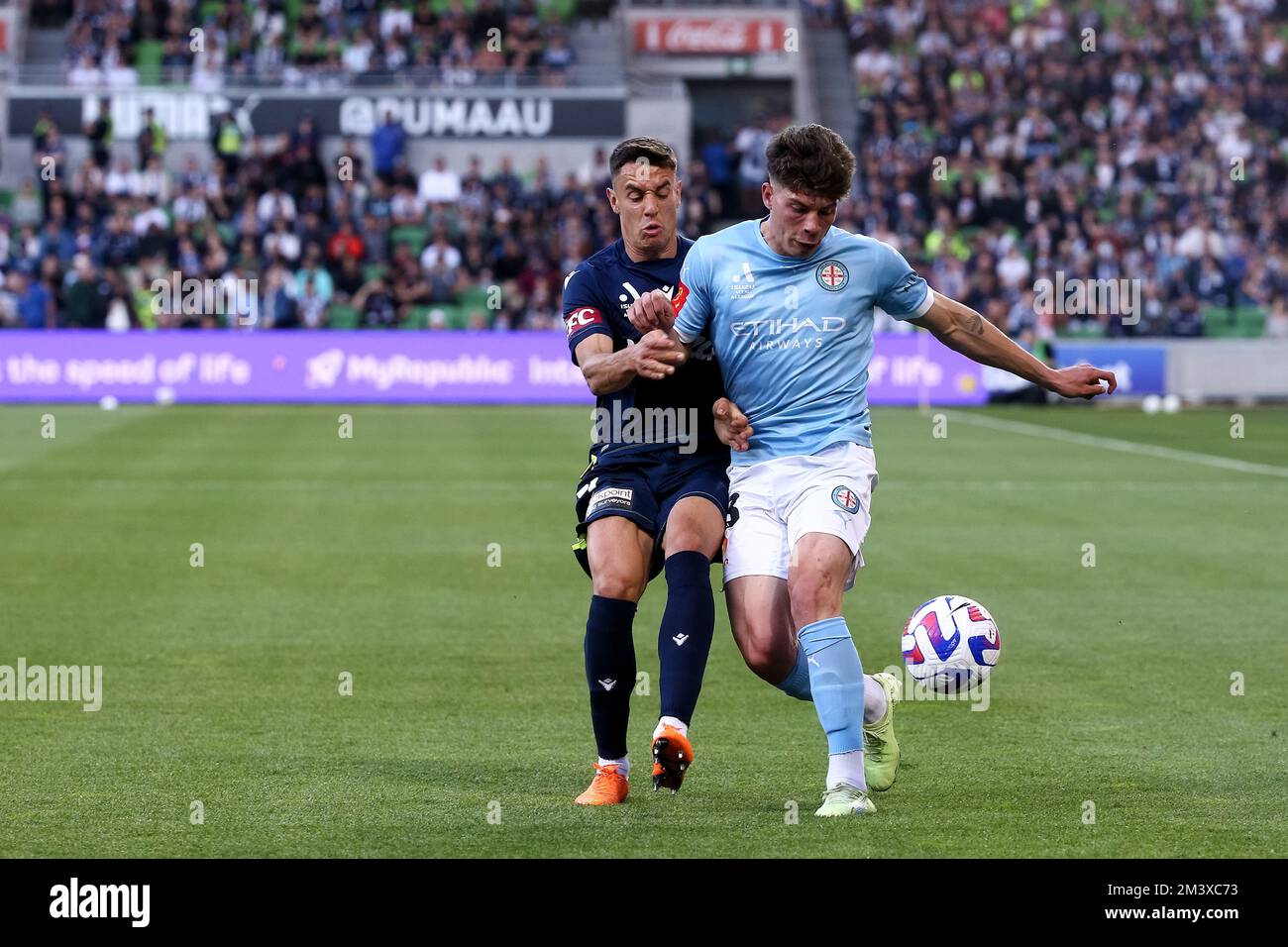 Melbourne, Australia, 17 dicembre 2022. Jordan Bos of Melbourne City FC controlla la palla durante la partita di calcio maschile della A-League tra Melbourne City e Melbourne Victory all'AAMI Park il 17 dicembre 2022 a Melbourne, Australia. Credit: Dave Hewison/Speed Media/Alamy Live News Foto Stock