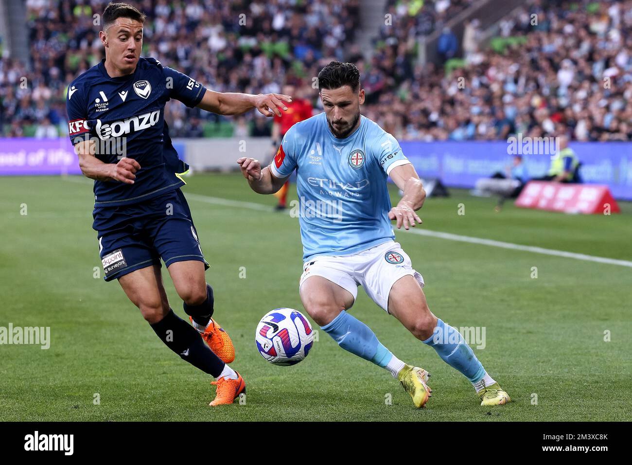 Melbourne, Australia, 17 dicembre 2022. Il Mathew Leckie del Melbourne City FC controlla la palla durante la partita di calcio maschile della A-League tra Melbourne City e Melbourne Victory all'AAMI Park il 17 dicembre 2022 a Melbourne, Australia. Credit: Dave Hewison/Speed Media/Alamy Live News Foto Stock