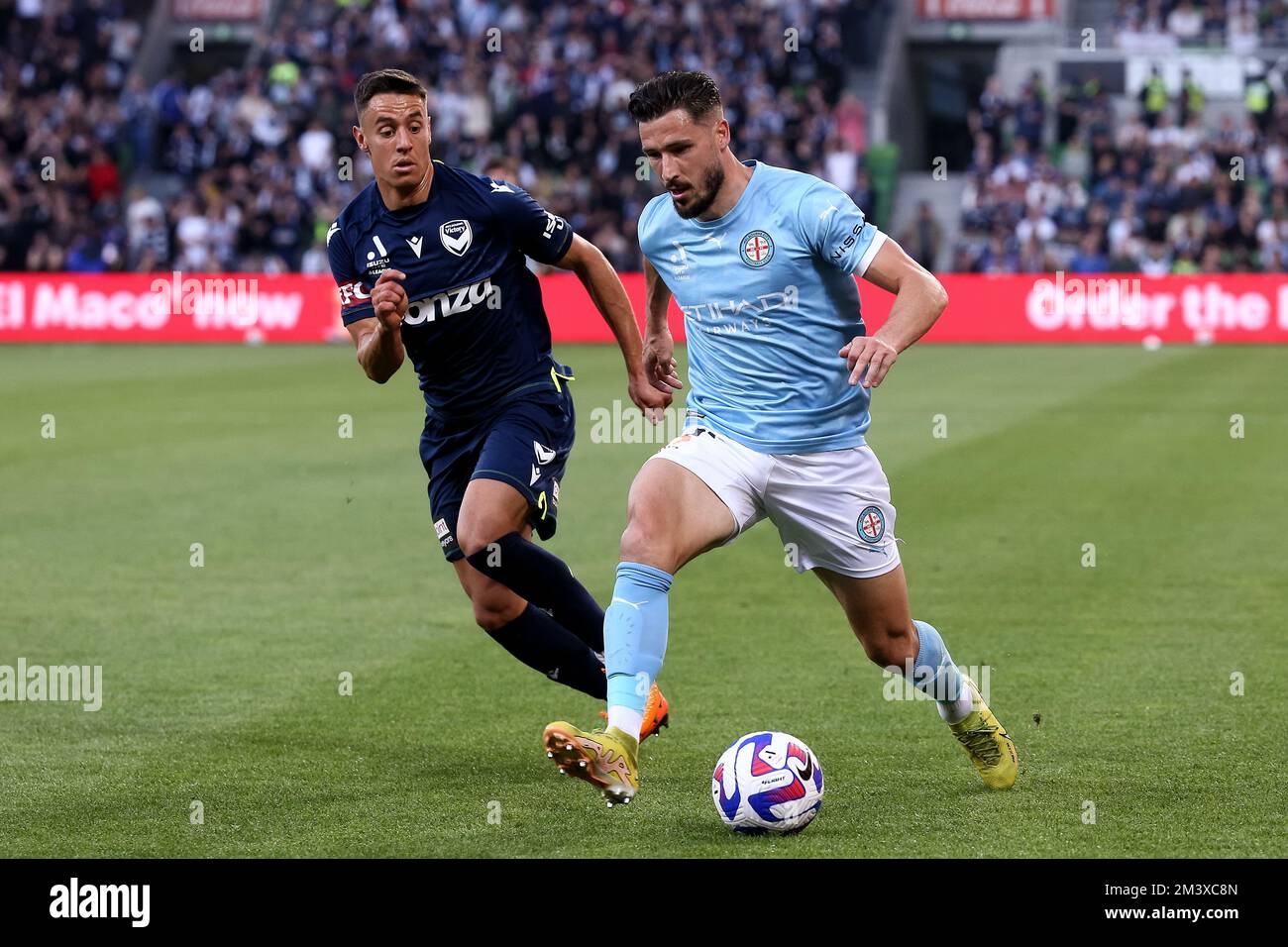 Melbourne, Australia, 17 dicembre 2022. Il Mathew Leckie del Melbourne City FC controlla la palla durante la partita di calcio maschile della A-League tra Melbourne City e Melbourne Victory all'AAMI Park il 17 dicembre 2022 a Melbourne, Australia. Credit: Dave Hewison/Speed Media/Alamy Live News Foto Stock