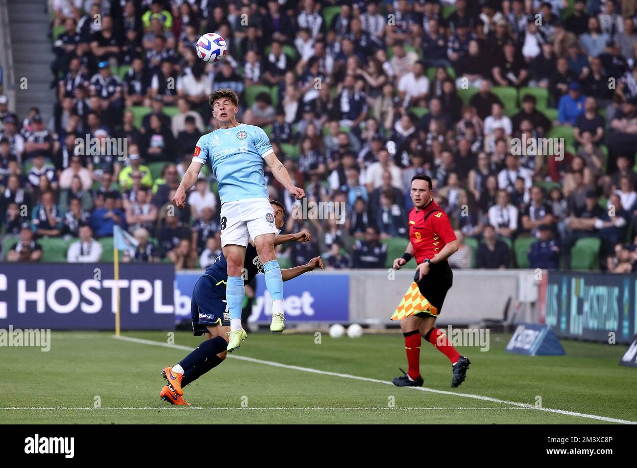 Melbourne, Australia, 17 dicembre 2022. Il Jordan Bos of Melbourne City FC dirige il pallone durante la partita di calcio maschile della A-League tra Melbourne City e Melbourne Victory all'AAMI Park il 17 dicembre 2022 a Melbourne, Australia. Credit: Dave Hewison/Speed Media/Alamy Live News Foto Stock