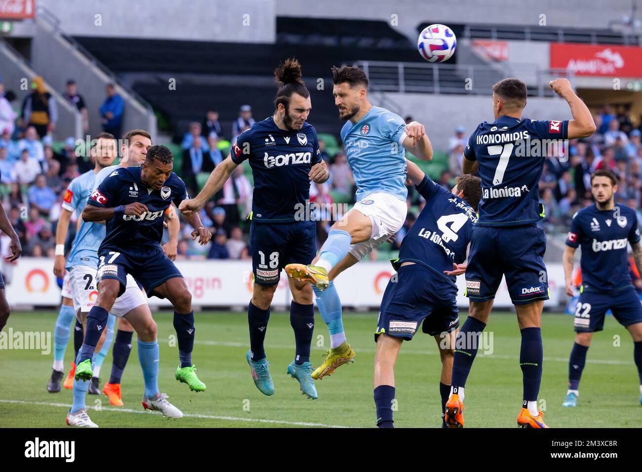 Melbourne, Australia, 17 dicembre 2022. Il Mathew Leckie del Melbourne City FC dirige il pallone durante la partita di football maschile della A-League tra Melbourne City e Melbourne Victory all'AAMI Park il 17 dicembre 2022 a Melbourne, Australia. Credit: Dave Hewison/Speed Media/Alamy Live News Foto Stock