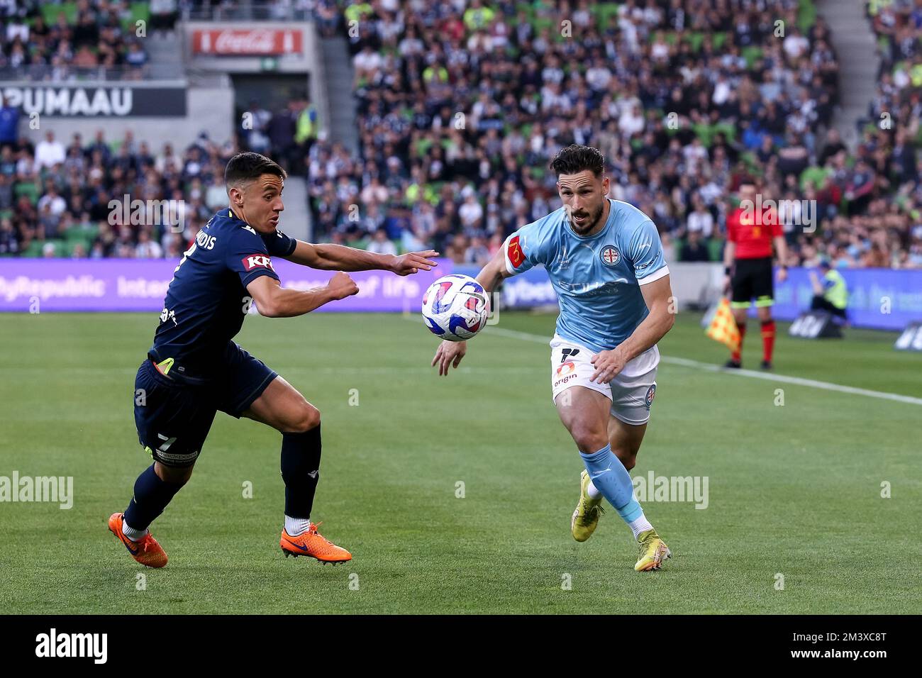 Melbourne, Australia, 17 dicembre 2022. Il Mathew Leckie del Melbourne City FC controlla la palla durante la partita di calcio maschile della A-League tra Melbourne City e Melbourne Victory all'AAMI Park il 17 dicembre 2022 a Melbourne, Australia. Credit: Dave Hewison/Speed Media/Alamy Live News Foto Stock