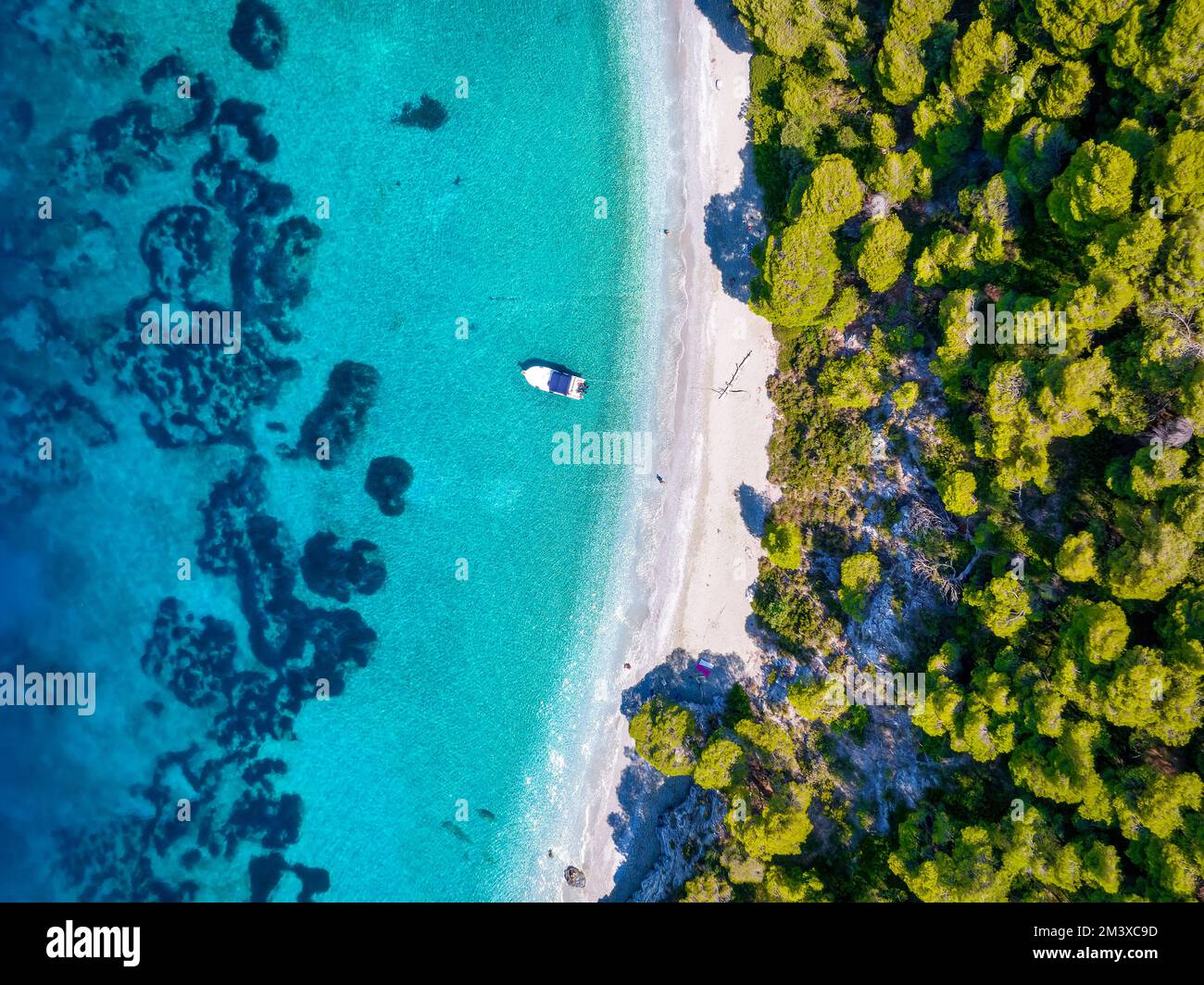 La bella costa dell'isola di Skopelos, Sporades Foto Stock