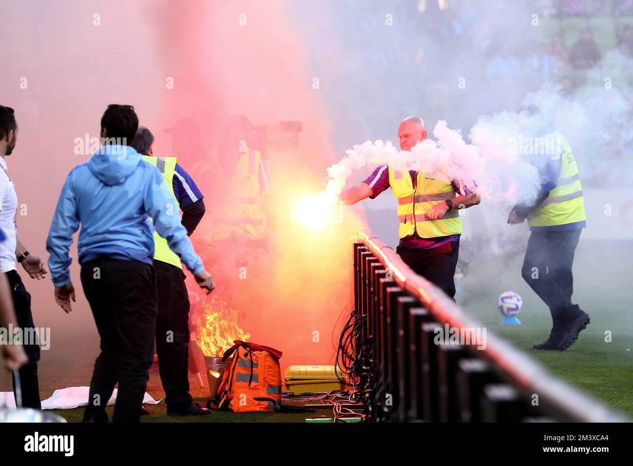 Melbourne, Australia, 17 dicembre 2022. Sicurezza lanciate razzi in secchielli di sabbia durante la partita di football maschile della A-League tra Melbourne City e Melbourne Victory all'AAMI Park il 17 dicembre 2022 a Melbourne, Australia. Credit: Dave Hewison/Speed Media/Alamy Live News Foto Stock