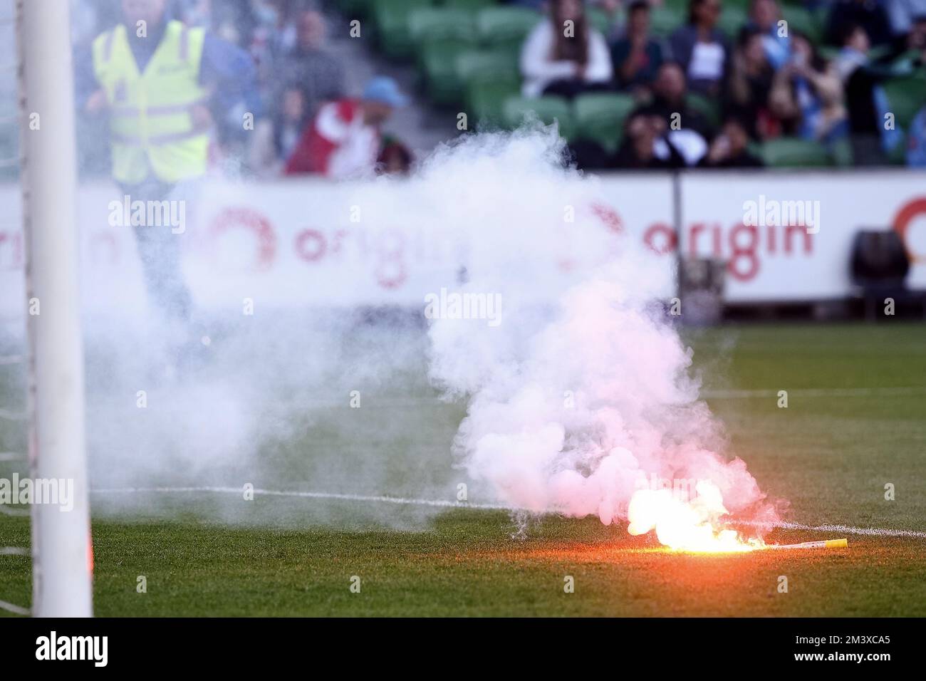 Melbourne, Australia, 17 dicembre 2022. Un flare è visto sul campo durante la partita di calcio maschile della A-League tra Melbourne City e Melbourne Victory all'AAMI Park il 17 dicembre 2022 a Melbourne, Australia. Credit: Dave Hewison/Speed Media/Alamy Live News Foto Stock