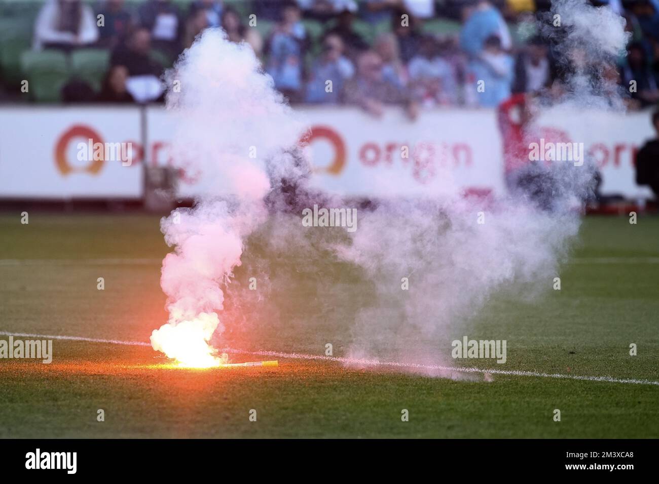 Melbourne, Australia, 17 dicembre 2022. Un flare è visto sul campo durante la partita di calcio maschile della A-League tra Melbourne City e Melbourne Victory all'AAMI Park il 17 dicembre 2022 a Melbourne, Australia. Credit: Dave Hewison/Speed Media/Alamy Live News Foto Stock