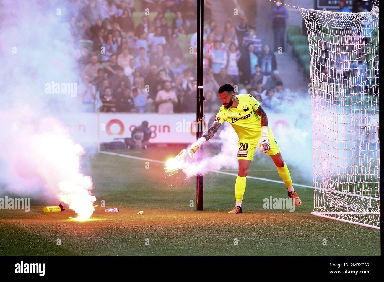 Melbourne, Australia, 17 dicembre 2022. Paul Izzo di Melbourne Victory è visto sgombrare i riflessi illuminati fuori dal campo durante la A-League Men's Football Match tra Melbourne City e Melbourne Victory all'AAMI Park il 17 dicembre 2022 a Melbourne, Australia. Credit: Dave Hewison/Speed Media/Alamy Live News Foto Stock