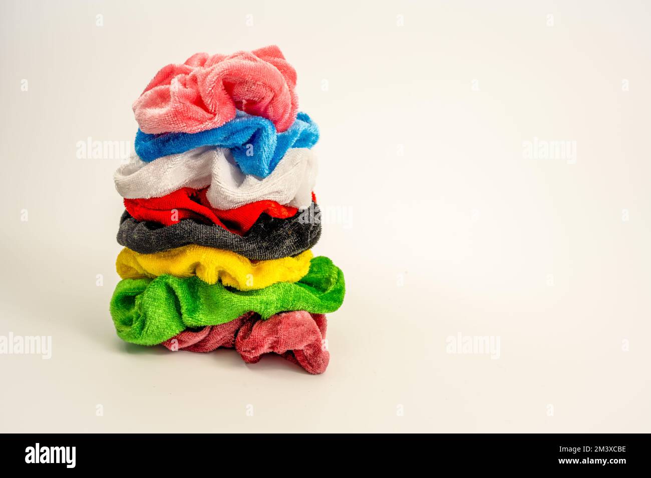 stack di crunchies di velluto capelli multicolore isolato su uno sfondo bianco Foto Stock