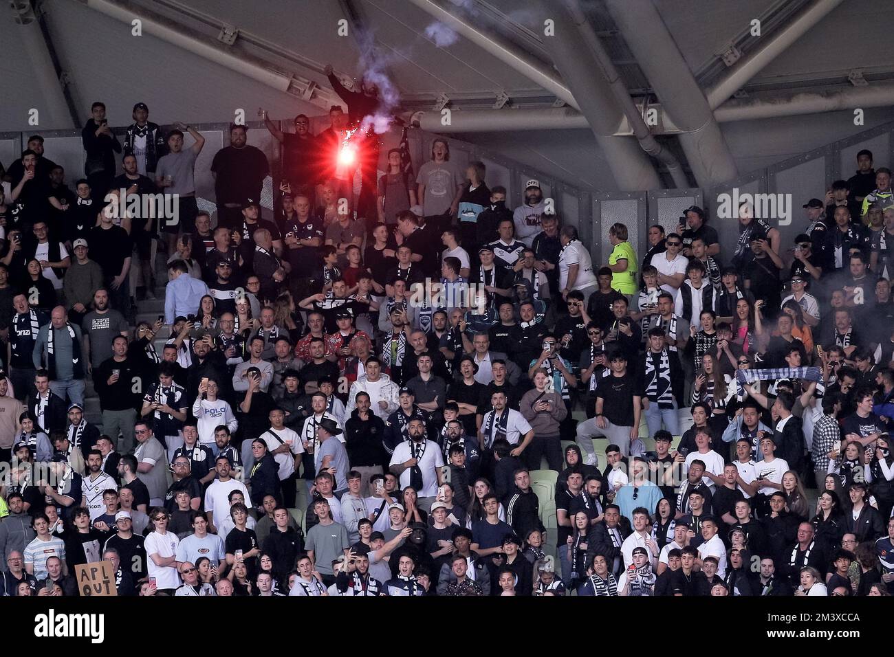 Melbourne, Australia, 17 dicembre 2022. I tifosi sono visti lanciare sul campo dei razzi illuminati durante la partita di football maschile della A-League tra Melbourne City e Melbourne Victory all'AAMI Park il 17 dicembre 2022 a Melbourne, Australia. Credit: Dave Hewison/Speed Media/Alamy Live News Foto Stock