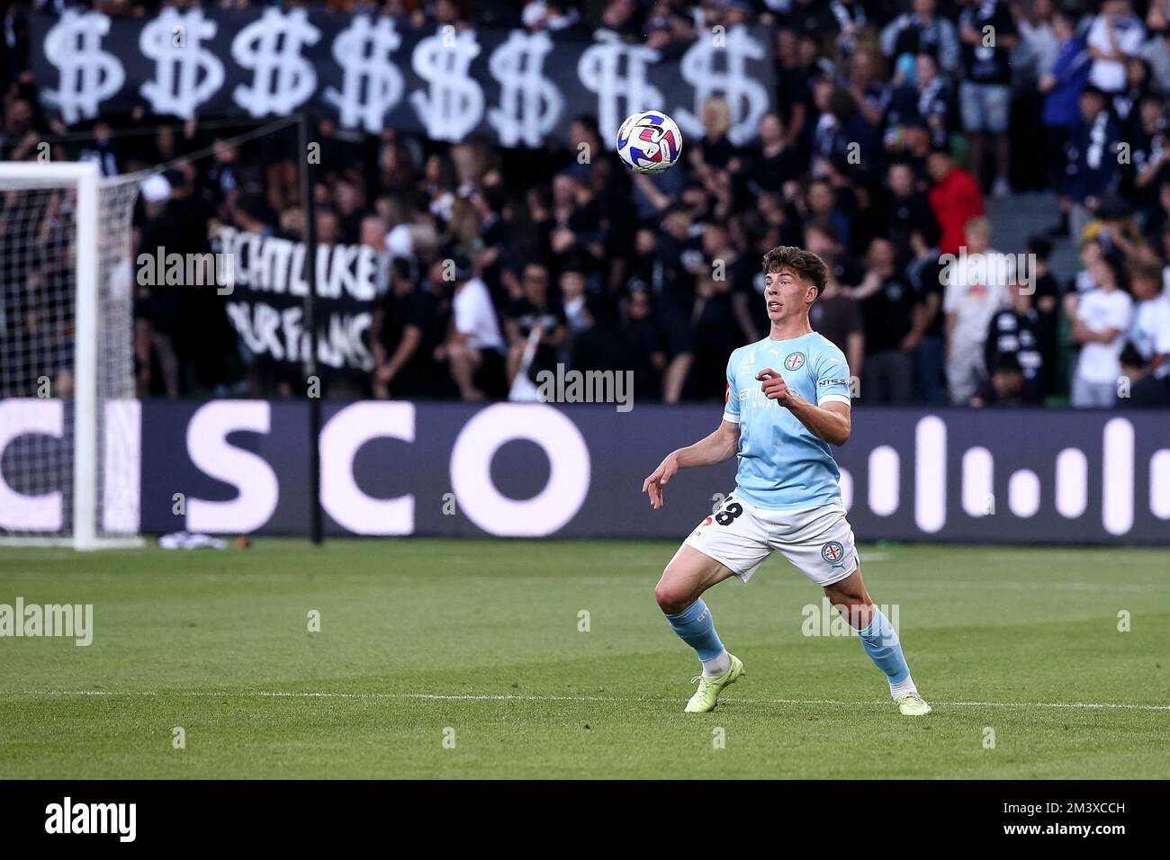 Melbourne, Australia, 17 dicembre 2022. Il Jordan Bos of Melbourne City FC dirige il pallone durante la partita di calcio maschile della A-League tra Melbourne City e Melbourne Victory all'AAMI Park il 17 dicembre 2022 a Melbourne, Australia. Credit: Dave Hewison/Speed Media/Alamy Live News Foto Stock