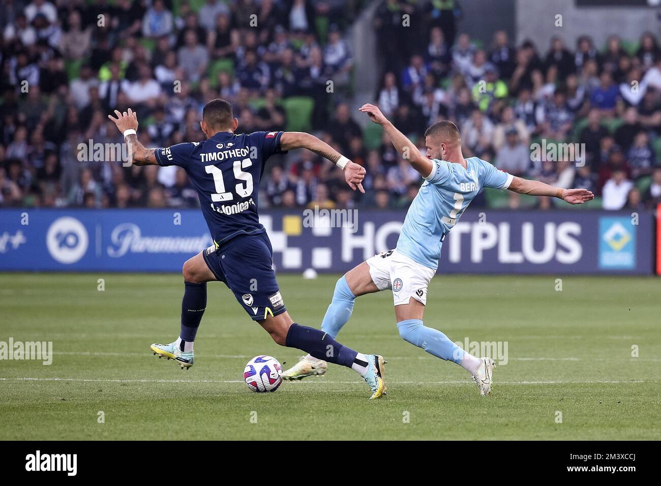 Melbourne, Australia, 17 dicembre 2022. Florin Berenguer-Bohrer del Melbourne City FC controlla la palla durante la partita di calcio maschile della A-League tra Melbourne City e Melbourne Victory all'AAMI Park il 17 dicembre 2022 a Melbourne, Australia. Credit: Dave Hewison/Speed Media/Alamy Live News Foto Stock