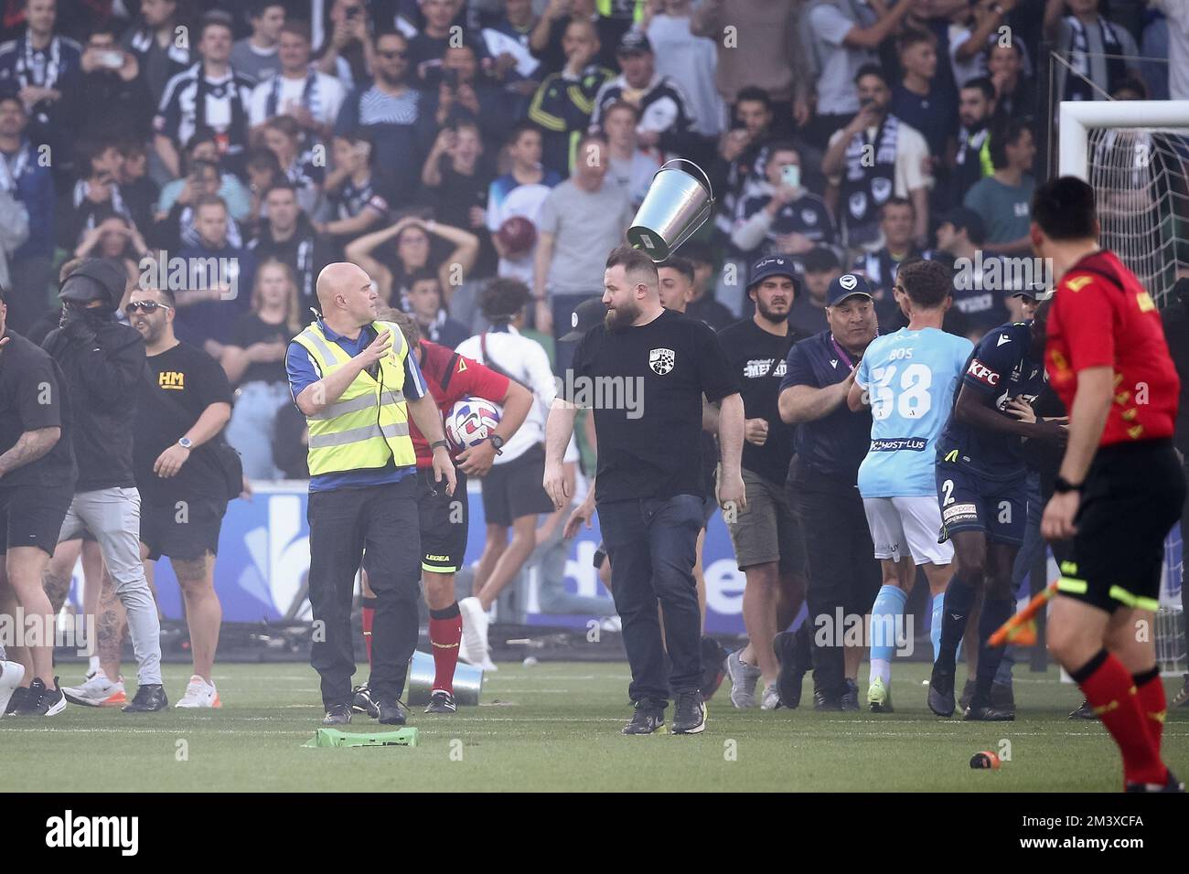 Melbourne, Australia, 17 dicembre 2022. Un secchio di metallo è visto poco prima di colpire un fan in testa dopo che i tifosi si sono riversati sul campo durante la Partita di calcio maschile Della A-League tra Melbourne City e Melbourne Victory all'AAMI Park il 17 dicembre 2022 a Melbourne, Australia. Credit: Dave Hewison/Speed Media/Alamy Live News Foto Stock