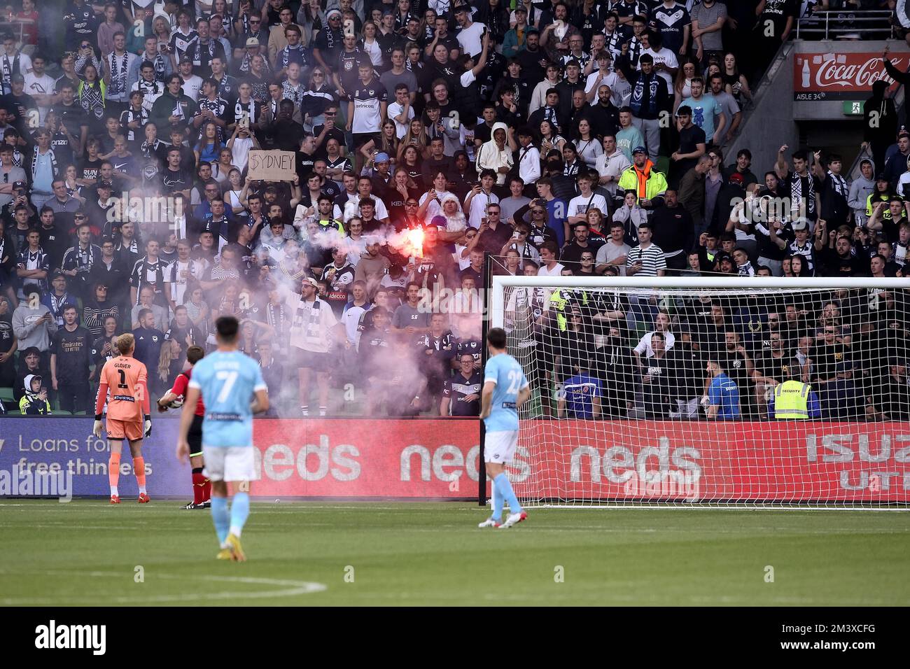 Melbourne, Australia, 17 dicembre 2022. Matthew Acton of Melbourne Victory affronta i fan della Melbourne Victory mentre lanciano dei razzi sul campo durante la Partita di calcio maschile della A-League tra Melbourne City e Melbourne Victory all'AAMI Park il 17 dicembre 2022 a Melbourne, Australia. Credit: Dave Hewison/Speed Media/Alamy Live News Foto Stock