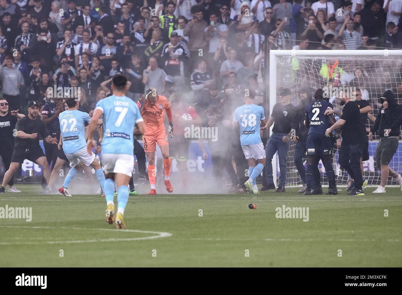 Melbourne, Australia, 17 dicembre 2022. Tom Glover del Melbourne City FC ferito dopo che un fibbio metallico gli è stato gettato durante la Partita di calcio maschile della A-League tra Melbourne City e Melbourne Victory all'AAMI Park il 17 dicembre 2022 a Melbourne, Australia. Credit: Dave Hewison/Speed Media/Alamy Live News Foto Stock