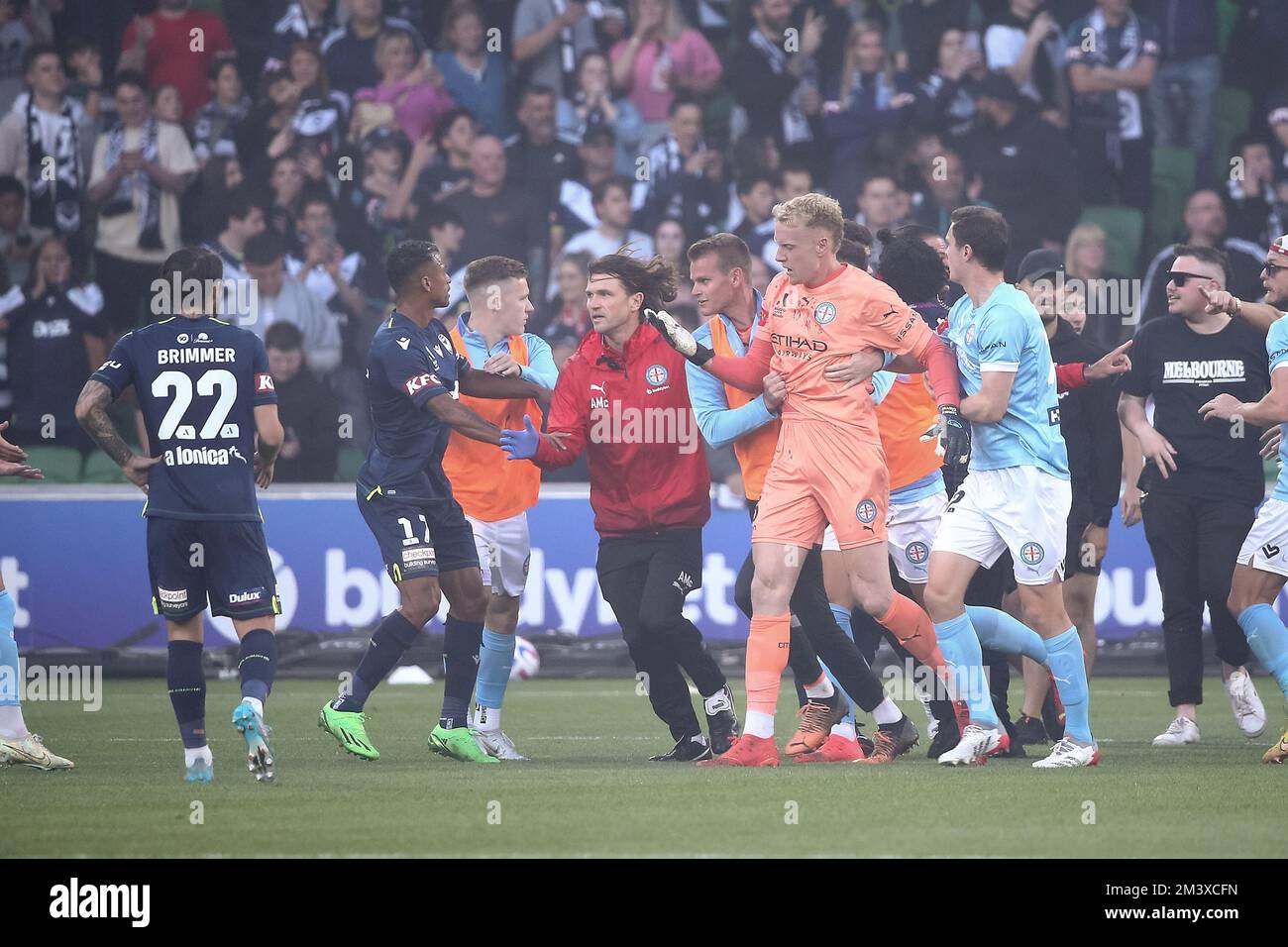 Melbourne, Australia, 17 dicembre 2022. Tom Glover del Melbourne City FC è decollato dai compagni di squadra dopo essere stato colpito in testa durante la Partita di calcio maschile della A-League tra Melbourne City e Melbourne Victory all'AAMI Park il 17 dicembre 2022 a Melbourne, Australia. Credit: Dave Hewison/Speed Media/Alamy Live News Foto Stock
