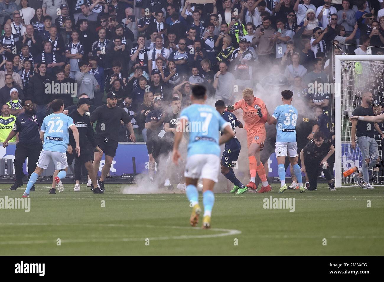 Melbourne, Australia, 17 dicembre 2022. Un secchio di sabbia colpisce Tom Glover del Melbourne City FC durante la partita di football maschile della A-League tra Melbourne City e Melbourne Victory all'AAMI Park il 17 dicembre 2022 a Melbourne, Australia. Credit: Dave Hewison/Speed Media/Alamy Live News Foto Stock