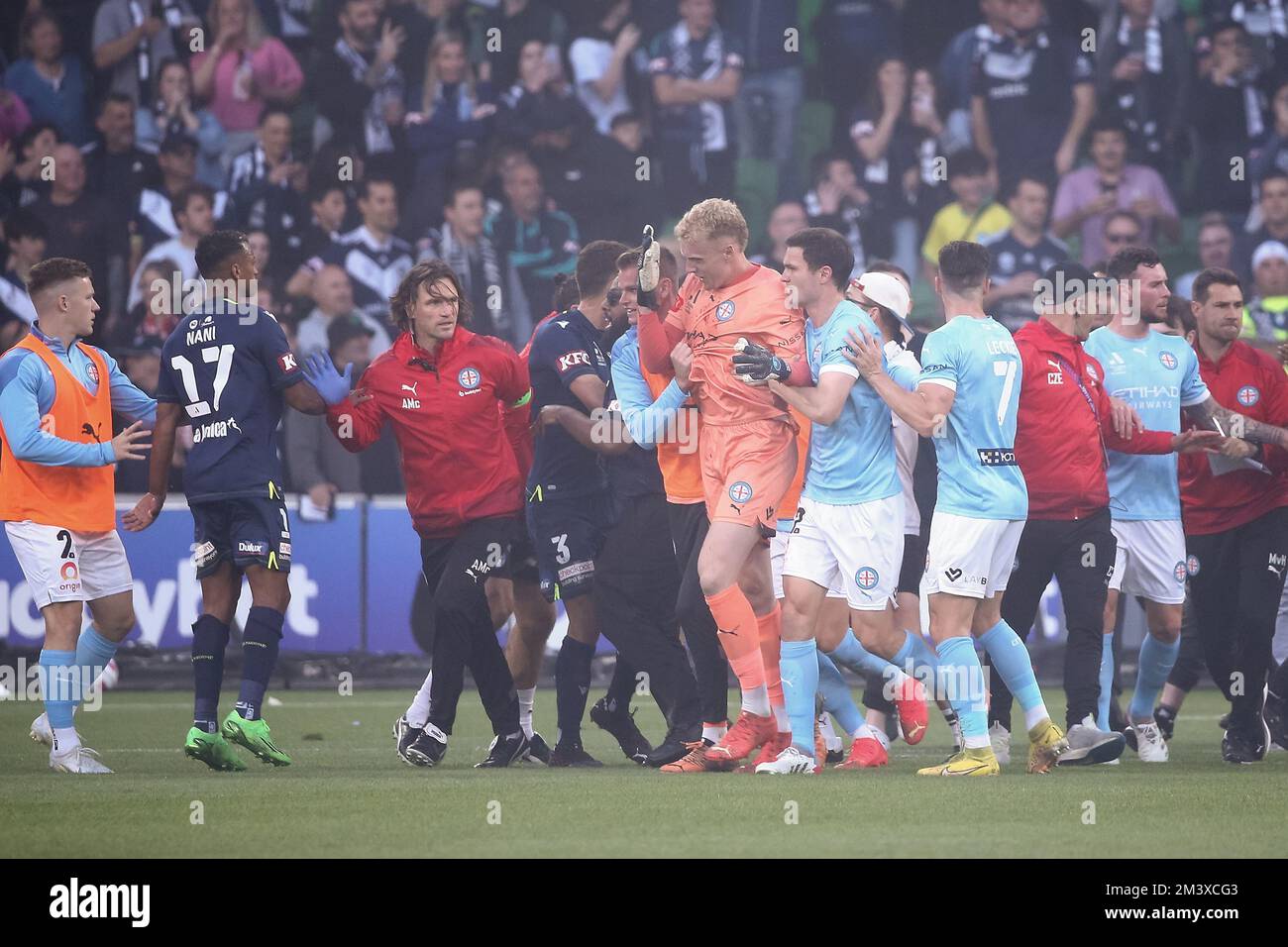 Melbourne, Australia, 17 dicembre 2022. Tom Glover del Melbourne City FC è decollato dai compagni di squadra dopo essere stato colpito in testa durante la Partita di calcio maschile della A-League tra Melbourne City e Melbourne Victory all'AAMI Park il 17 dicembre 2022 a Melbourne, Australia. Credit: Dave Hewison/Speed Media/Alamy Live News Foto Stock