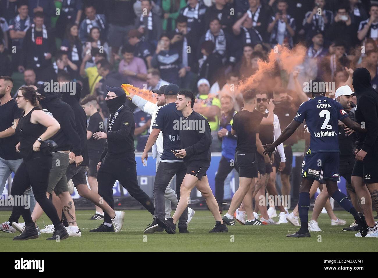 Melbourne, Australia, 17 dicembre 2022. I fan della Melbourne Victory sono visti camminare sul campo tenendo i farelli durante la Partita di calcio maschile della A-League tra Melbourne City e Melbourne Victory all'AAMI Park il 17 dicembre 2022 a Melbourne, Australia. Credit: Dave Hewison/Speed Media/Alamy Live News Foto Stock