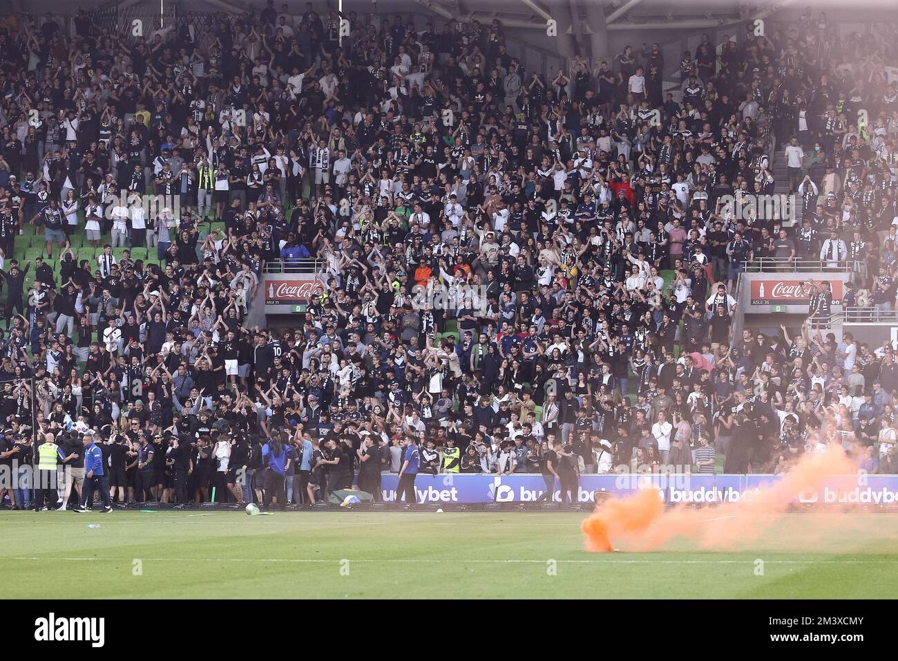 Melbourne, Australia, 17 dicembre 2022. I fan di Melbourne Victory si vedono riversare sul campo come un bagliore di fuoco durante la Partita di calcio maschile di A-League tra Melbourne City e Melbourne Victory all'AAMI Park il 17 dicembre 2022 a Melbourne, Australia. Credit: Dave Hewison/Speed Media/Alamy Live News Foto Stock