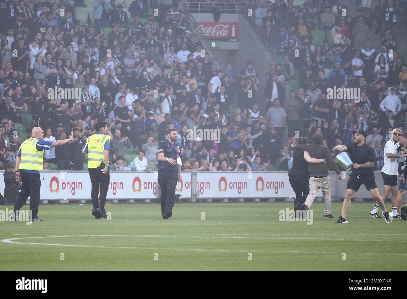 Melbourne, Australia, 17 dicembre 2022. Un fan della Melbourne Victory viene visto mentre lancia un secchio di metallo durante la partita di calcio maschile della A-League tra Melbourne City e Melbourne Victory all'AAMI Park il 17 dicembre 2022 a Melbourne, Australia. Credit: Dave Hewison/Speed Media/Alamy Live News Foto Stock