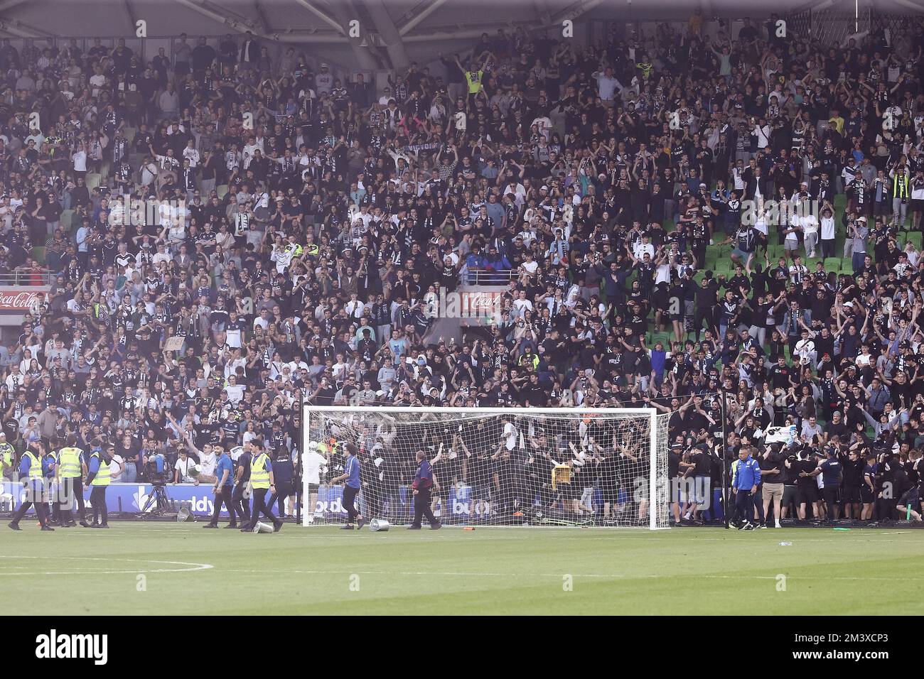 Melbourne, Australia, 17 dicembre 2022. I fan della Melbourne Victory si vedono riversare sul campo durante la partita di football maschile della A-League tra Melbourne City e Melbourne Victory all'AAMI Park il 17 dicembre 2022 a Melbourne, Australia. Credit: Dave Hewison/Speed Media/Alamy Live News Foto Stock