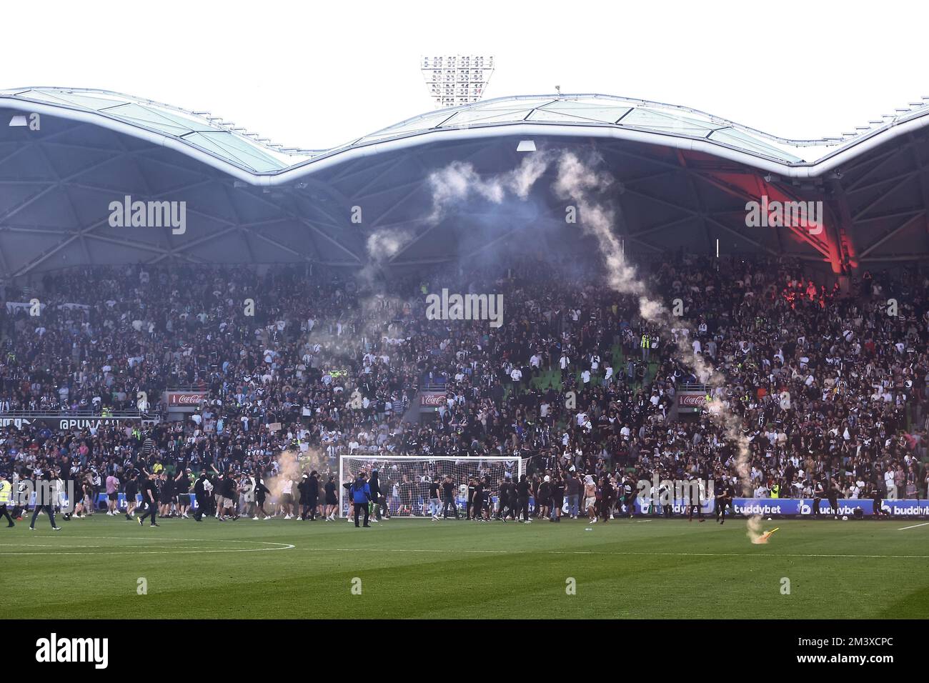 Melbourne, Australia, 17 dicembre 2022. I fan di Melbourne Victory si vedono riversare sul campo come un bagliore di fuoco durante la Partita di calcio maschile di A-League tra Melbourne City e Melbourne Victory all'AAMI Park il 17 dicembre 2022 a Melbourne, Australia. Credit: Dave Hewison/Speed Media/Alamy Live News Foto Stock
