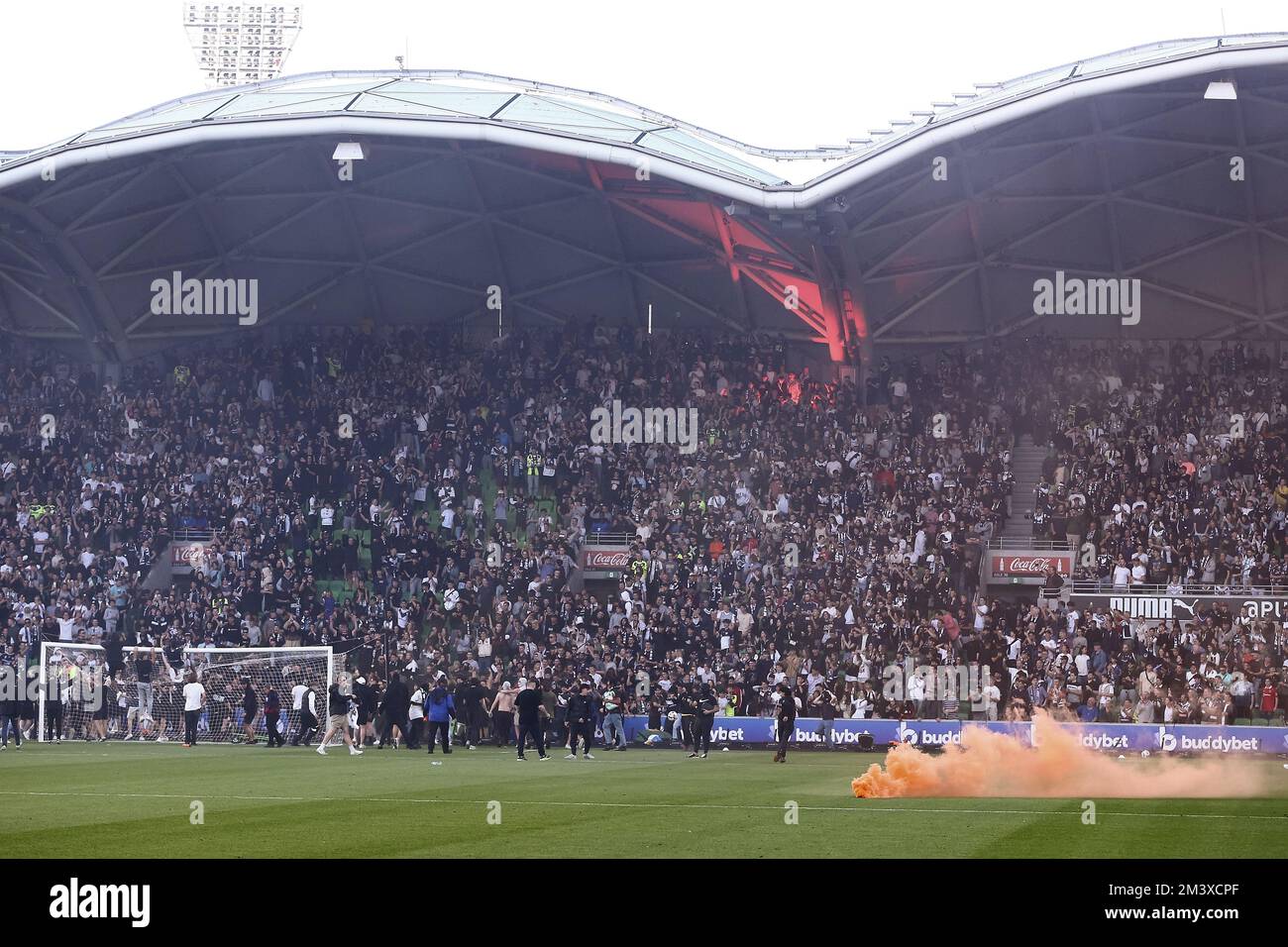 Melbourne, Australia, 17 dicembre 2022. I fan di Melbourne Victory si vedono riversare sul campo come un bagliore di fuoco durante la Partita di calcio maschile di A-League tra Melbourne City e Melbourne Victory all'AAMI Park il 17 dicembre 2022 a Melbourne, Australia. Credit: Dave Hewison/Speed Media/Alamy Live News Foto Stock