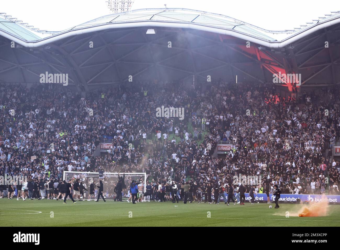 Melbourne, Australia, 17 dicembre 2022. I fan di Melbourne Victory si vedono riversare sul campo come un bagliore di fuoco durante la Partita di calcio maschile di A-League tra Melbourne City e Melbourne Victory all'AAMI Park il 17 dicembre 2022 a Melbourne, Australia. Credit: Dave Hewison/Speed Media/Alamy Live News Foto Stock