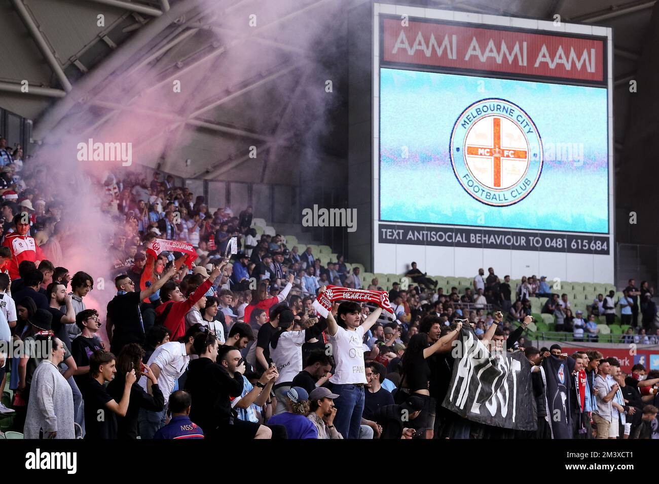 Melbourne, Australia, 17 dicembre 2022. I fan della città di Melbourne sono visti con banner e t-shirt anti-APL che protestano contro la recente decisione di giocare le prossime quattro Grand Finals a Sydney durante la Partita di calcio maschile della A-League tra Melbourne City e Melbourne Victory all'AAMI Park il 17 dicembre 2022 a Melbourne, Australia. Credit: Dave Hewison/Speed Media/Alamy Live News Foto Stock