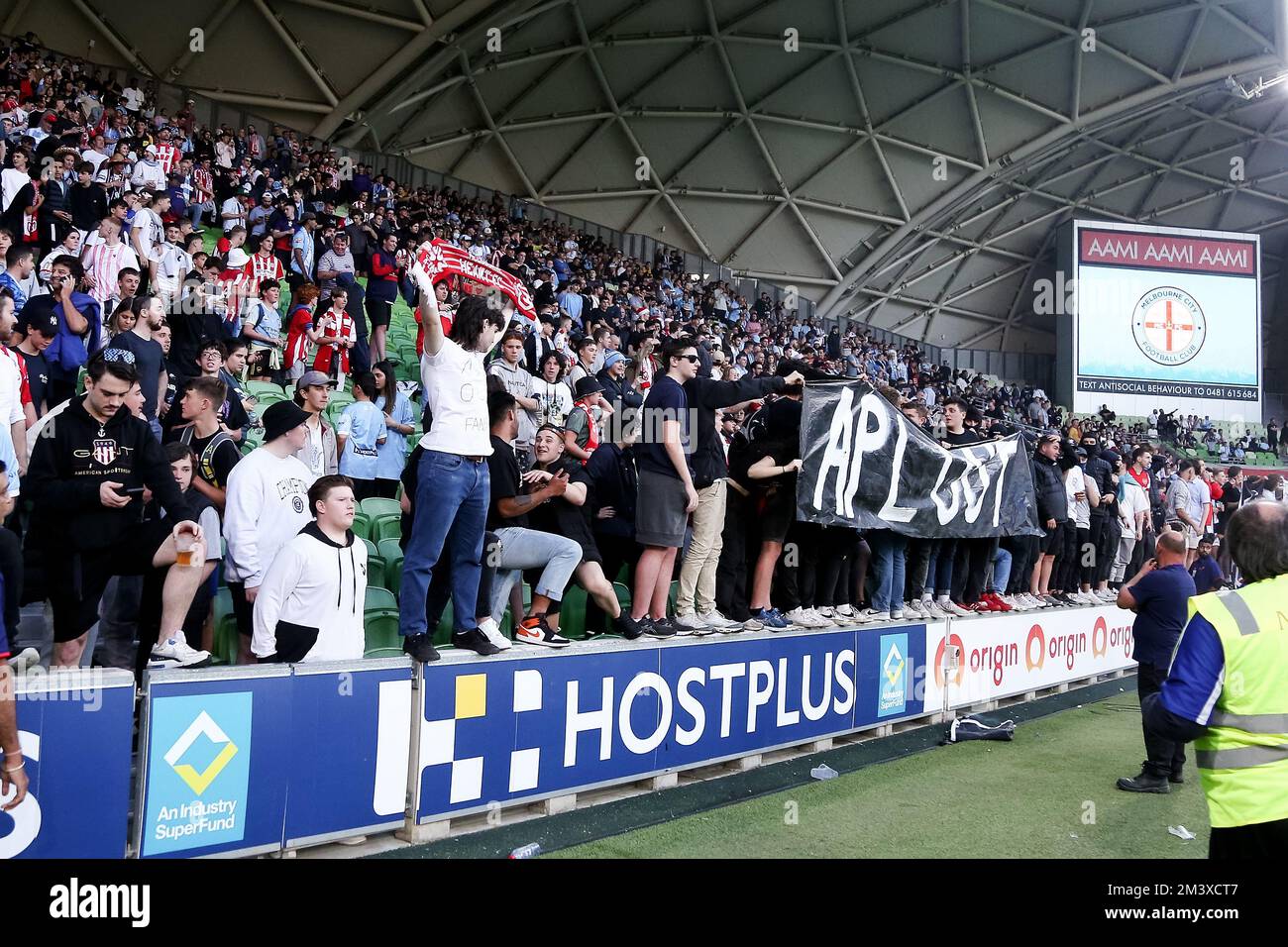 Melbourne, Australia, 17 dicembre 2022. I fan della città di Melbourne sono visti con banner e t-shirt anti-APL che protestano contro la recente decisione di giocare le prossime quattro Grand Finals a Sydney durante la Partita di calcio maschile della A-League tra Melbourne City e Melbourne Victory all'AAMI Park il 17 dicembre 2022 a Melbourne, Australia. Credit: Dave Hewison/Speed Media/Alamy Live News Foto Stock