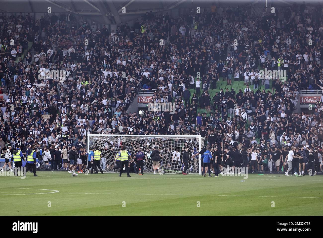 Melbourne, Australia, 17 dicembre 2022. I fan di Melbourne Victory si vedono riversare sul campo come un bagliore di fuoco durante la Partita di calcio maschile di A-League tra Melbourne City e Melbourne Victory all'AAMI Park il 17 dicembre 2022 a Melbourne, Australia. Credit: Dave Hewison/Speed Media/Alamy Live News Foto Stock
