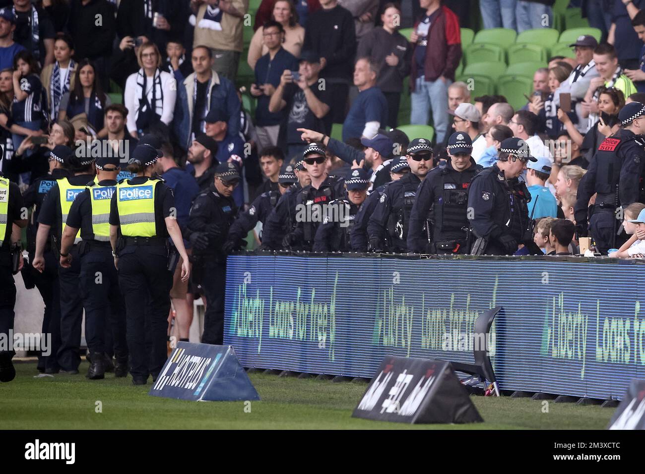 Melbourne, Australia, 17 dicembre 2022. La squadra di poliziotto si vede durante la Partita di football maschile della A-League tra Melbourne City e Melbourne Victory all'AAMI Park il 17 dicembre 2022 a Melbourne, Australia. Credit: Dave Hewison/Speed Media/Alamy Live News Foto Stock