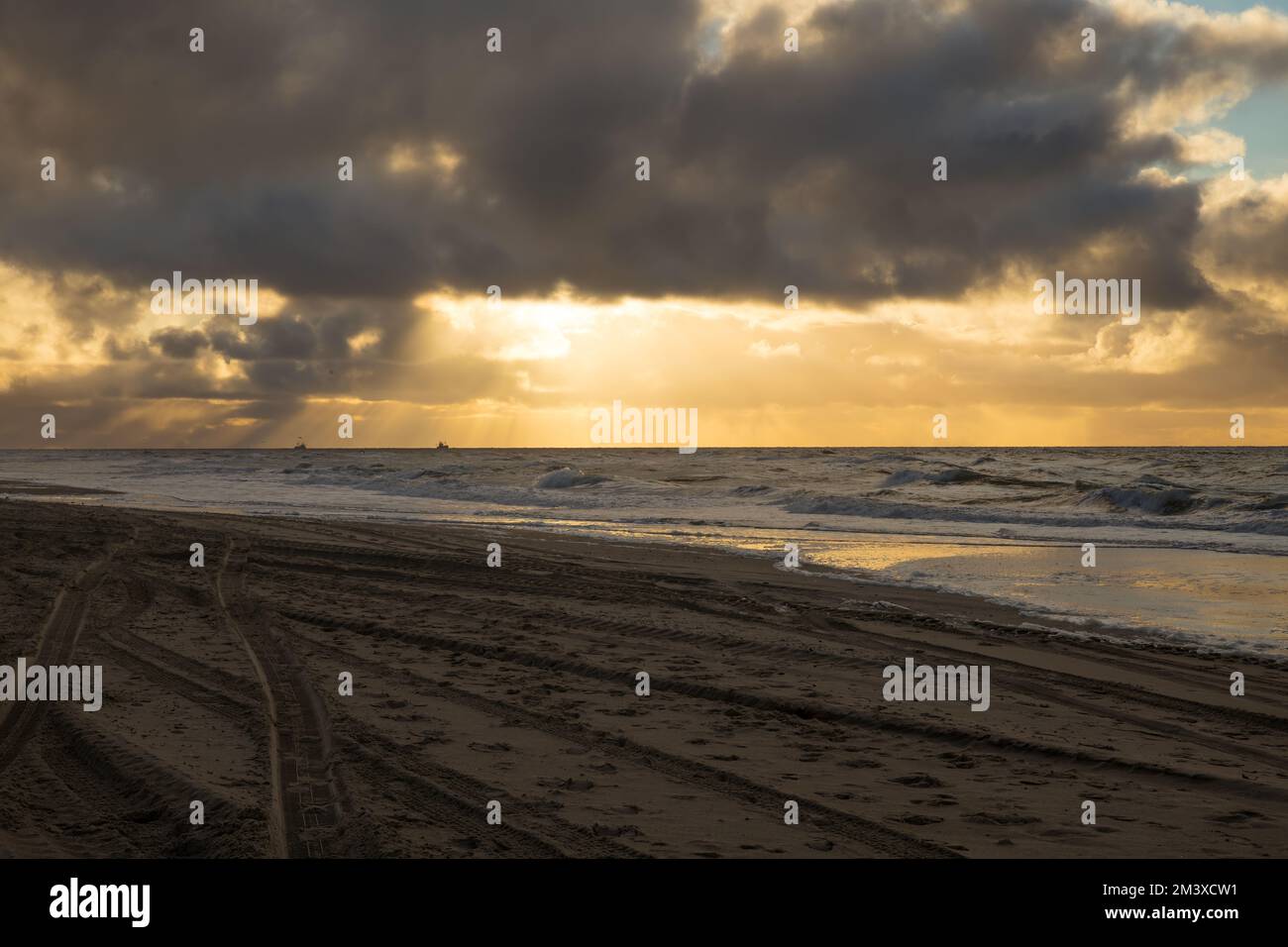 tramonto sulla spiaggia la sera di un'isola Foto Stock